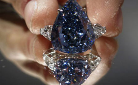 Cận cảnh viên kim cương xanh lớn nhất thế giới trị giá hơn 500 tỷ đồng
